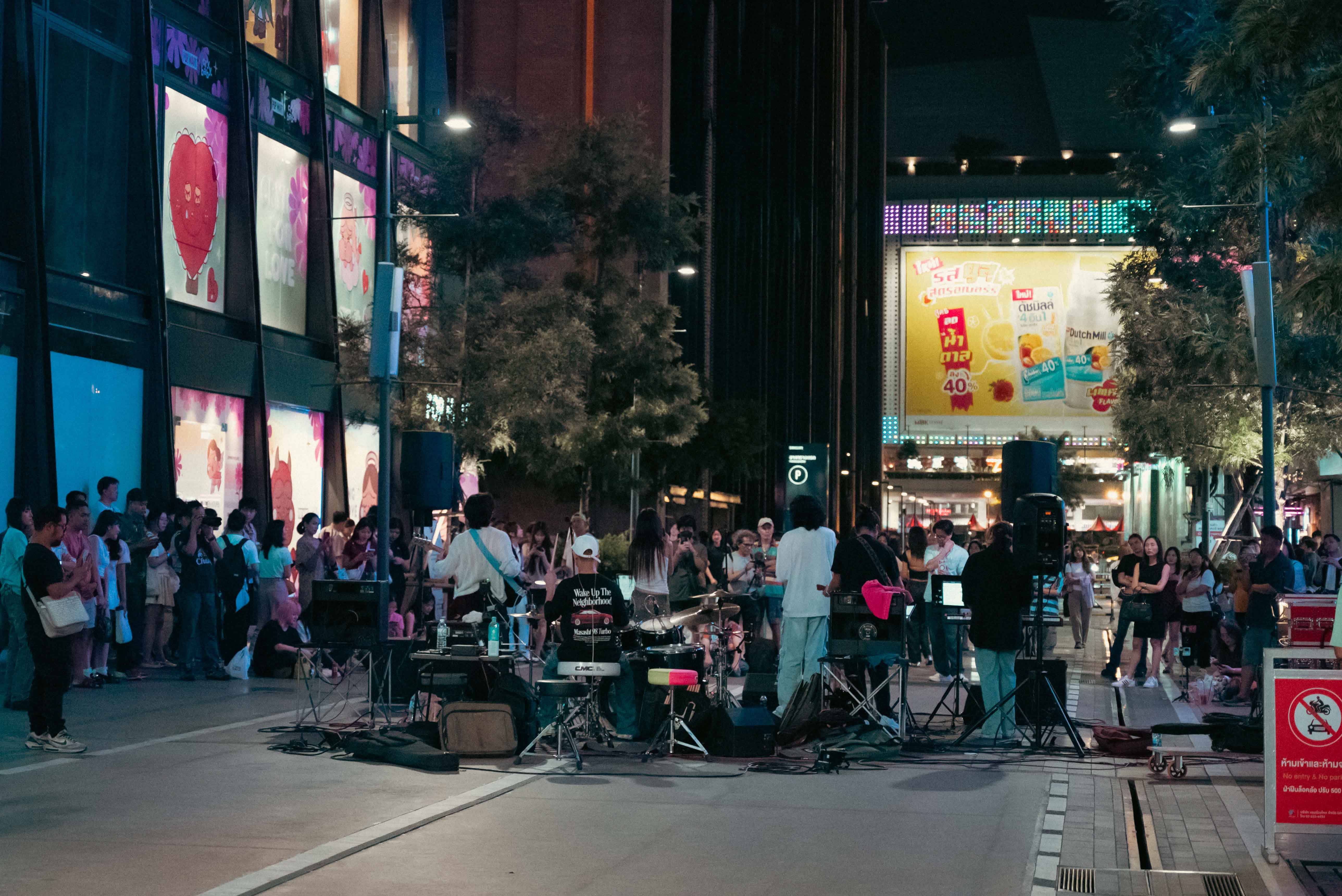 Talat Noi flea market